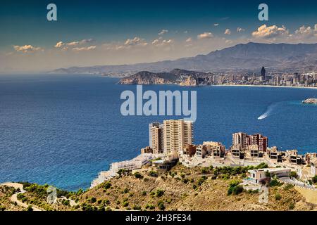 Blick von der Sierra Helada über die Bucht von Benidorm. Schöner sonniger Tag unter blauem Himmel mit weißen Wolken.Horizontal Stockfoto