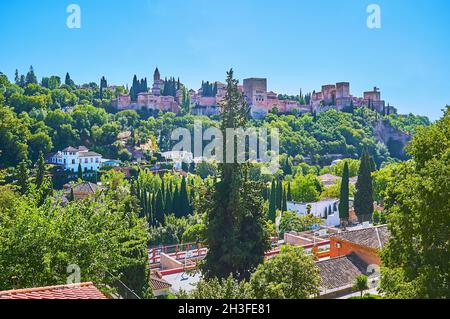 Genießen Sie den herrlichen Blick auf die mittelalterliche Alhambra, umgeben von üppigem Grün vom Aussichtspunkt Sacromonte, Granada, Spanien Stockfoto