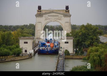 WOLGOGRAD, RUSSLAND - 20. SEPTEMBER 2021: Das Frachtschiff "Kizhuch" fährt an einem bewölkten Septembertag in die erste Schleuse des Wolga-Don-Kanals Stockfoto