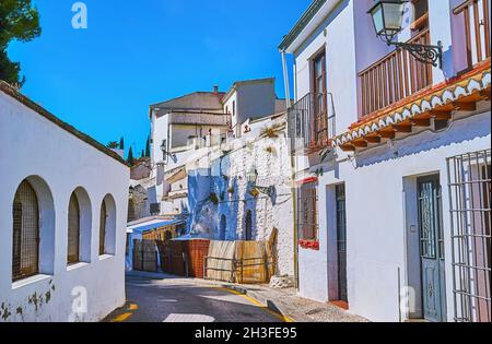 Spazieren Sie durch die engen Gassen von Sacromonte und genießen Sie die traditionelle Wohnarchitektur des alten Granada, Spanien Stockfoto