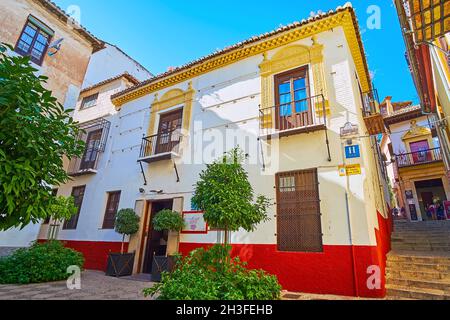 GRANADA, SPANIEN - 27. SEPTEMBER 2019: Historisches Herrenhaus in Albaicin, das als Hotel diente, am 27. September in Granada Stockfoto