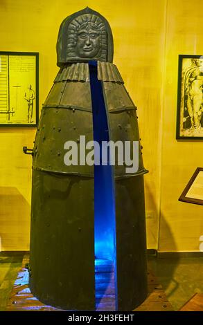 GRANADA, SPANIEN - 27. SEPTEMBER 2019: Historisches Foltergerät der Eisernen Jungfrauen im Inquisitionsmuseum im Palacio de los Olvidados (Palast des Forgo Stockfoto