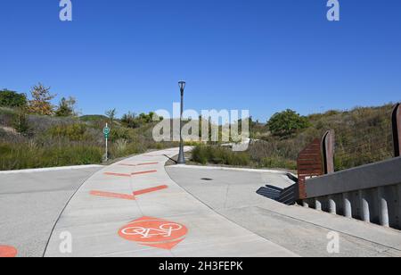 IRVINE, KALIFORNIEN - 27 OCT 2021: Schilder auf dem Bürgersteig in den Great Park Trails, einem 1.5 Meilen langen Wander- und Radweg durch die Upper Bee und Bos Stockfoto