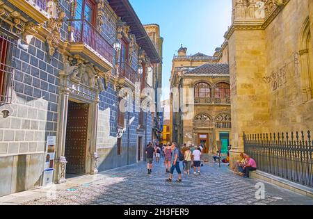 GRANADA, SPANIEN - 27. SEPTEMBER 2019: Die prachtvolle Fassade des Palacio de la Madraza (islamische Schule Madrasas) befindet sich in der Calle Oficios (Platz La Lonja) Stockfoto