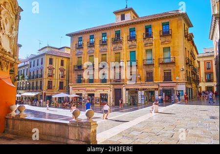 GRANADA, SPANIEN - 27. SEPTEMBER 2019: Historische Gebäude an der Fußgängerzone Plaza de las Pasiegas, am 27. September in Granada Stockfoto