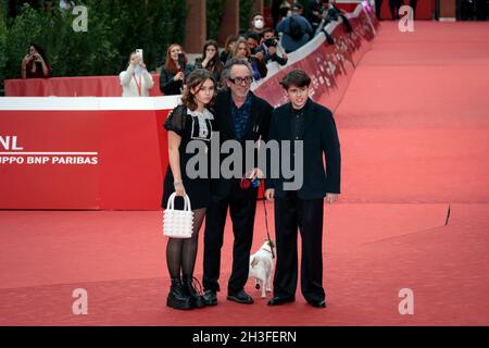 Rom, Italien - 23. Oktober 2021: Der amerikanische Regisseur Tim Burton und seine Söhne Nell Burton, Billy-Ray Burton beim Rome Film Fest 2021. Tim Burton hautnah Red Carpet. Stockfoto