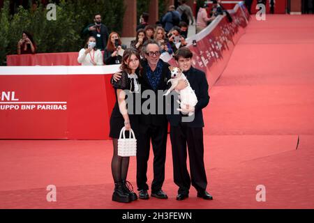 Rom, Italien - 23. Oktober 2021: Der amerikanische Regisseur Tim Burton und seine Söhne Nell Burton, Billy-Ray Burton beim Rome Film Fest 2021. Tim Burton hautnah Red Carpet. Stockfoto