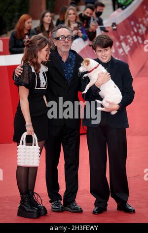 Rom, Italien - 23. Oktober 2021: Der amerikanische Regisseur Tim Burton und seine Söhne Nell Burton, Billy-Ray Burton beim Rome Film Fest 2021. Tim Burton hautnah Red Carpet. Stockfoto