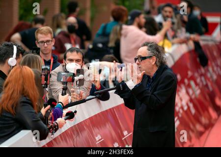 Rom, Italien - 23. Oktober 2021: Der amerikanische Regisseur Tim Burton beim Rome Film Fest 2021. Tim Burton hautnah Red Carpet. Stockfoto