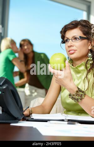 Geschäftsfrau Holding Apfel Stockfoto