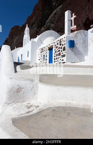 Detail der Agios Nikolaos Kirche in der Nähe des Roten Strandes in Akrotiri auf der Insel Santorini, Griechenland Stockfoto