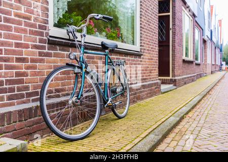 Volendam ist eine Stadt in Nordholland in den Niederlanden. Farbige Häuser des Marineparks in Volendam. Nordholland, Niederlande. Stockfoto