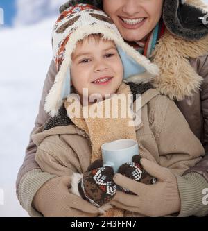 Mutter und Kind im Winter Stockfoto