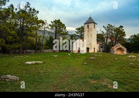 Die alte Kirche St. Petra in Starigrad Paklenica, Starigrad, Paklenica, Dalmatien, Kroatien, Europa Stockfoto