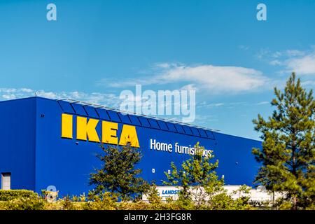 Jacksonville, USA - 19. Oktober 2021: Melden Sie sich für das IKEA Einrichtungshaus für Möbel im Innenlager an, das in leuchtendem Blau und Gelb gehalten ist Stockfoto