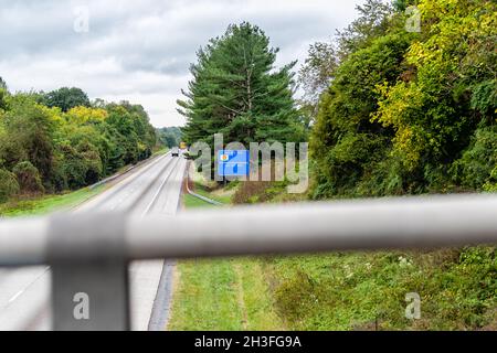 Buena Vista, USA - 7. Oktober 2021: Luftaufnahme von der Brücke der Interstate i-81 in Virginia mit Lastwagen und Autos auf der Autobahn und Schild für Gas stat Stockfoto