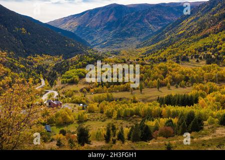 Schöner Panoramablick auf das Porte-Puymorent-Tal, wo die Berge und das Tal einen Teppich ockerfarbener Bäume präsentieren. Porte-Puymorent, Fr. Stockfoto