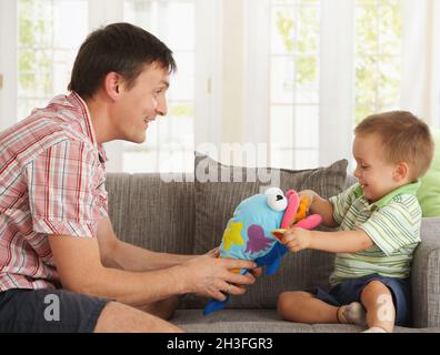 Vater und Sohn spielen zu Hause Stockfoto