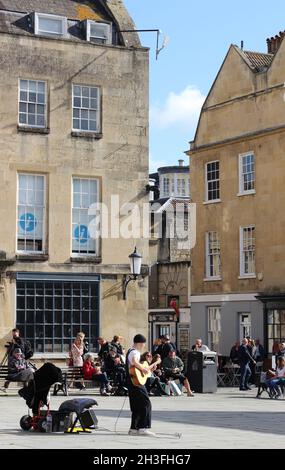 Ein Straßenmusiker, der in Bath auftrat, der einzigen Stadt Großbritanniens, die zum Weltkulturerbe gehört Stockfoto