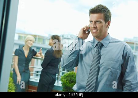 Geschäftsmann mit Handy Stockfoto