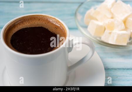 Frisch gebrühter Kaffee in einem weißen türkischen Becher aus nächster Nähe. Stockfoto
