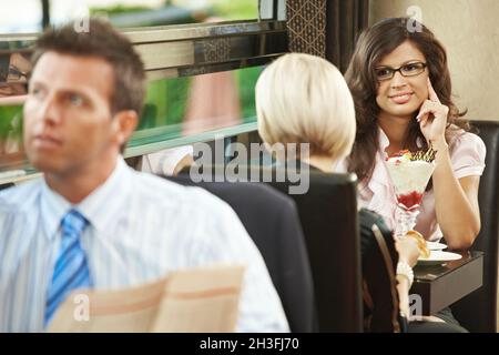 Junge Frauen im café Stockfoto