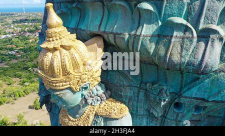 Nahaufnahme von Lord Vishnu mit der Drohne. Die Statue von Garuda Wisnu Kencana befindet sich auf der Insel Bali Stockfoto