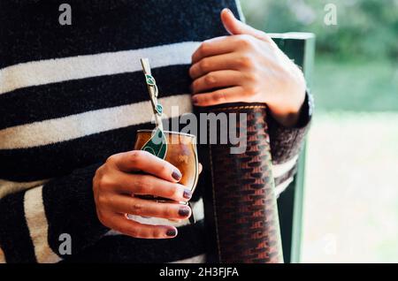 Junge Frau mit einem Mate in der Hand. Mate Tee aus Argentinien. Stockfoto