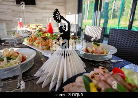 Esstisch, Serviettenhalter, Essen auf den Tellern. Hochwertige Fotos Stockfoto