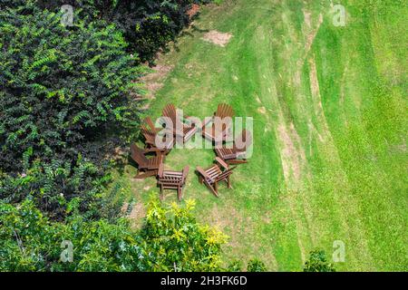 Luftaufnahme eines Kreises von Adirondack-Stühlen auf dem Rasen Stockfoto