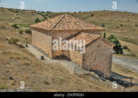 Obere Ansicht der im 11. Jahrhundert erbauten mozarabischen Einsiedelei von San Baudelio, bestehend aus einem Hauptschiff und einer Apsis. Casillas de Berlanga, Soria. Stockfoto