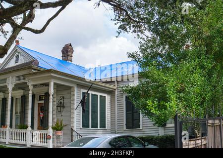 NEW ORLEANS, LA, USA - 27. OKTOBER 2021: Uptown-Haus mit blauer Plane auf windbeschädigtem Dach vom Hurritan Ida Stockfoto