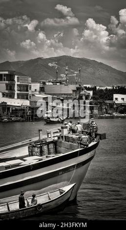 4. Juni 2016, Vietnam, Nha-trang, Fischer auf Trawler und auf dem Boot am Fluss im Hintergrund der Stadt Stockfoto