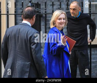 Downing Street, London, Großbritannien. Oktober 2021. Liz Truss, Abgeordnete, Außenministerin, begibt sich heute Abend in die Downing Street 10. Kredit: Imageplotter/Alamy Live Nachrichten Stockfoto