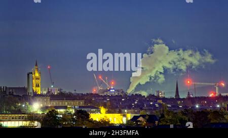 Glasgow, Schottland, Großbritannien 28. Oktober 2021.UK Wetter:in der klaren Nacht nach den jüngsten Regenfällen erholte sich die Stadt, als die Whiskybrennerei in den Gorbals Wasserdampf ausströmte, um der Stadt einen sehr undurchsichtigen Blick zu geben. Quelle: Gerard Ferry/Alamy Live News Stockfoto