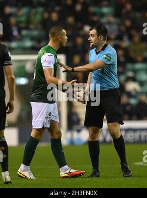 Easter Road, Stadium, Edinburgh, Schottland, Großbritannien. Oktober 21. Hibernian vs Celtic Cinch Premiership Match Schiedsrichter Don Robertson hat Worte mit Hibs Ryan Porteous . . Stockfoto