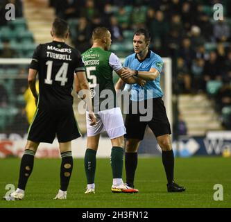 Easter Road, Stadium, Edinburgh, Schottland, Großbritannien. Oktober 21. Hibernian vs Celtic Cinch Premiership Match Schiedsrichter Don Robertson hat Worte mit Hibs Ryan Porteous . . Stockfoto