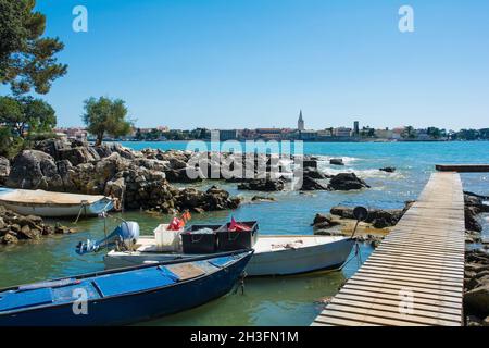 Boote vertäuten nördlich des historischen Zentrums von Porec in Istrien im Westen Kroatiens Stockfoto