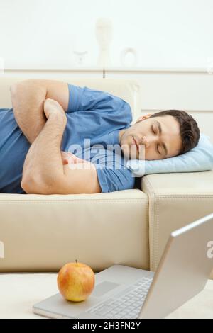 Mann auf Schlafcouch Stockfoto