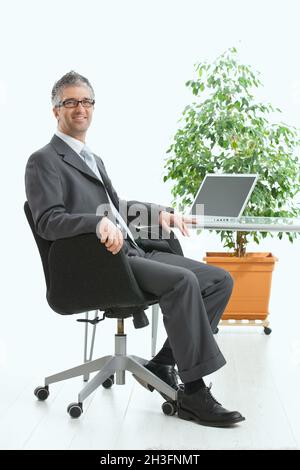 Geschäftsmann am Schreibtisch Stockfoto