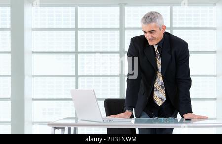 Geschäftsmann, arbeiten am laptop Stockfoto