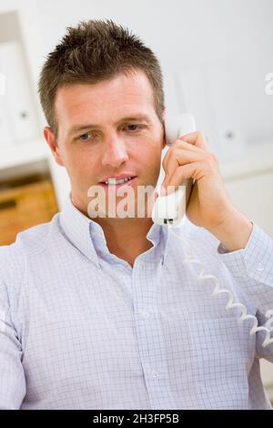 Geschäftsmann Anrufen auf Telefon Stockfoto