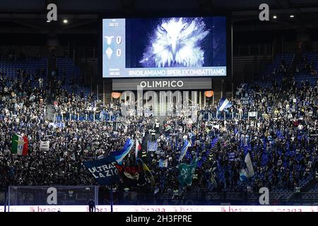 Stadio Olimpico, Rom, Italien. Oktober 2021. Serie A Football Lazio gegen Fiorentina; Anhänger von Lazio Kredit: Action Plus Sports/Alamy Live News Stockfoto