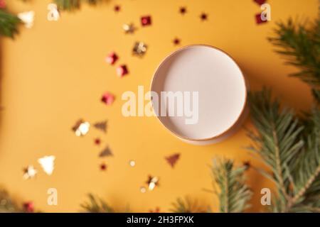 Podium für Ihr Produkt, Neujahr Geschenk Pailletten und Fichte auf dem Hintergrund. Hochwertige Fotos Stockfoto
