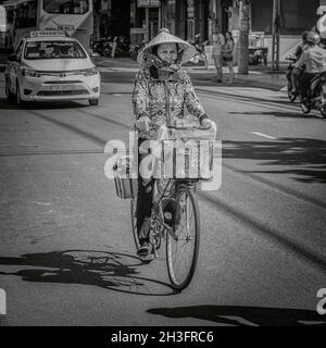 1. Juni 2016, Vietnam, Nha-Trang, Frau fährt auf dem Fahrrad durch die Stadtstraße Stockfoto