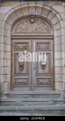 SAINT MALO, FRANKREICH - 31. Aug 2021: Die gut erhaltene und restaurierte reiche bemerkenswerte Haupthaustür in Saint Malo, Frankreich Stockfoto