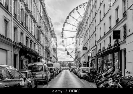 PARIS, FRANKREICH - 28. Sep 2021: Das Rad der Concorde in Paris, Frankreich in Graustufen Stockfoto