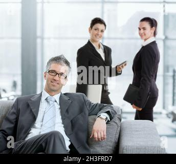 Geschäftsmann in lobby Stockfoto