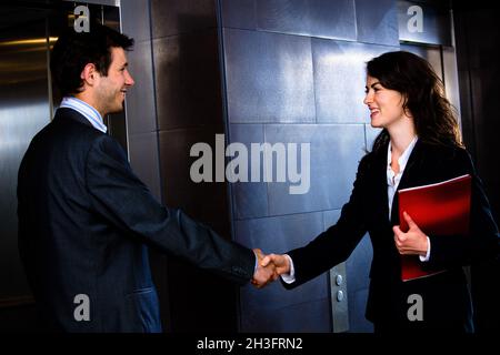 Business Handshake im Büro Stockfoto