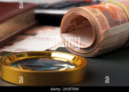 Lupe auf der russischen Währung Rubel Stockfoto